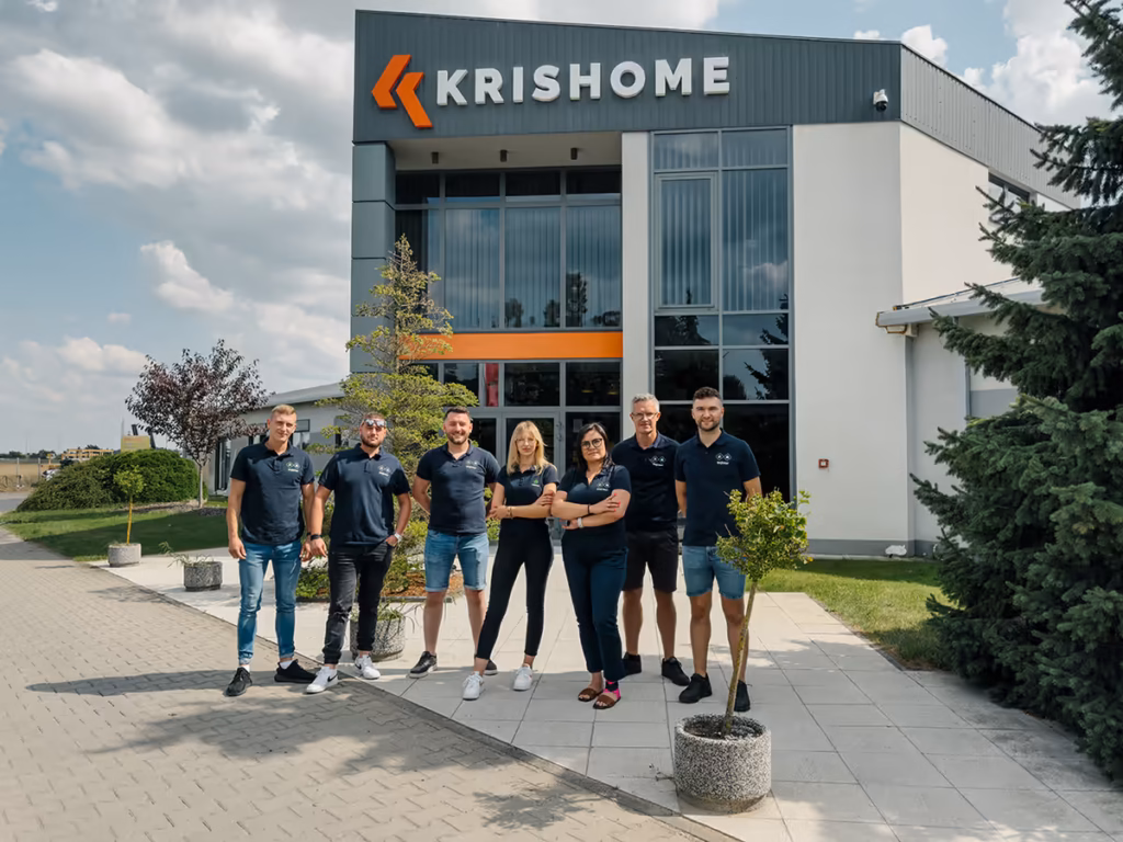 Zespół Wojtmar Home przed siedzibą firmy Krishome